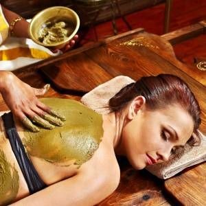 Gros plan sur le dos avec massage de poudre