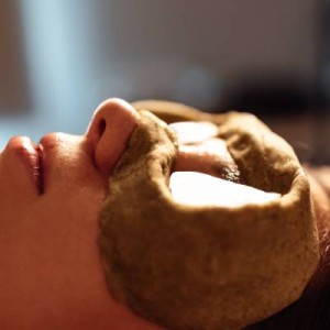 Gros plan sur les eyux d'une personne ou l'on voit un cercle autour des 2 yeux et de l'huile dans le puit ainsi pratiqué.